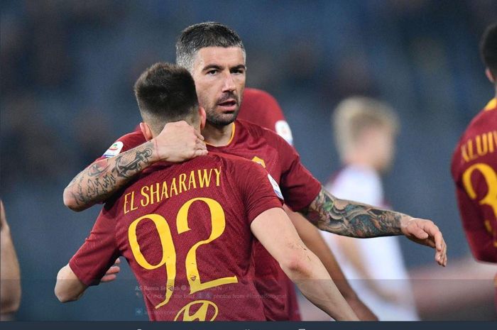 Aleksandar Kolarov mencetak gol AS Roma ke gawang Bologna dalam partai Liga Italia di Olimpico, 18 Februari 2019.