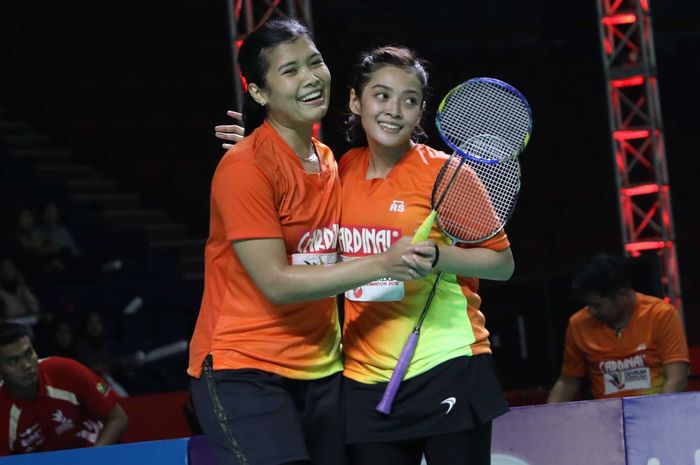 Pasangan ganda putri Mutiara Cardinal, Yulfira Barkah/Maretha Dea Giovani bereaksi setelah menyumbang poin dengan mengalahkan Chisato Hoshi/Reika Kakiiwa (Unisys) pada Djarum Superliga Badminton 2019 yang berlangsung di GOR Sabuga, Bandung, Rabu (20/2/2019).