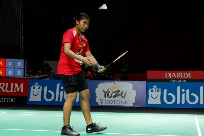 Pebulu tangkis tunggal putri Berkat Abadi, Isra Faradilla, beraksi saat menghadapi Aisyah Sativa Fatetani dari tim Tiket.com Champion Klaten pada laga penyisihan grup Djarum Superliga Badminton 2019 di Gedung Sabuga ITB Bandung, Selasa (19/2/2019).