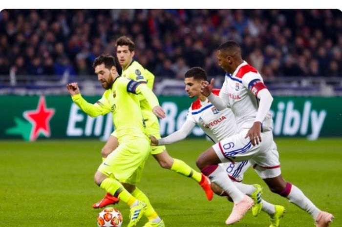 Megabintang FC Barcelona, Lionel Messi (kiri), beraksi dalam laga leg pertama babak 16 besar Liga Champions melawan Olympique Lyon di Stadion OL, Selasa (19/2/2019).