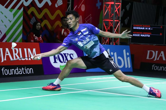 Pemain PB Djarum, Shesar Hiren Rhustavito, bertanding pada Djarum Superliga Badminton 2019 di Sasana Budaya Ganesha, Bandung, Jawa Barat, Rabu (20/2/2019).