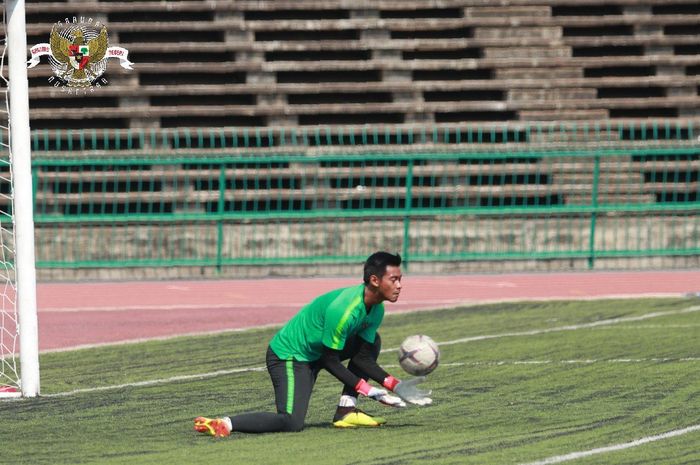 Aksi kiper timnas U-22 Indonesia, Satria Tama jelang laga kontra timnas U-22 Malaysia pada laga kedua Grup B Piala AFF U-22 2019, Rabu (20/2/2019).