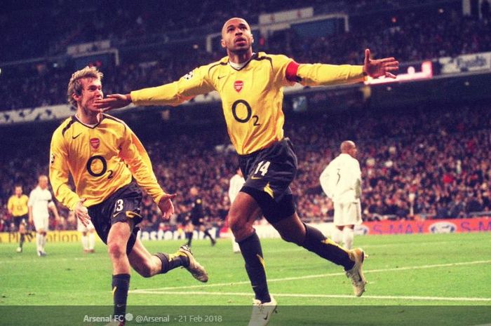 Penyerang Arsenal, Thierry Henry, bersama Alexander Hleb, merayakan gol dalam laga Liga Champions musim 2005-2006 melawan Real Madrid di Stadion Santiago Bernabeu, 21 Februari 2006.