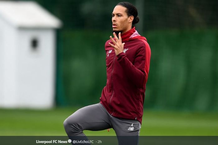 Bek tengah Liverpool, Virgil van Dijk sedang berlatih.