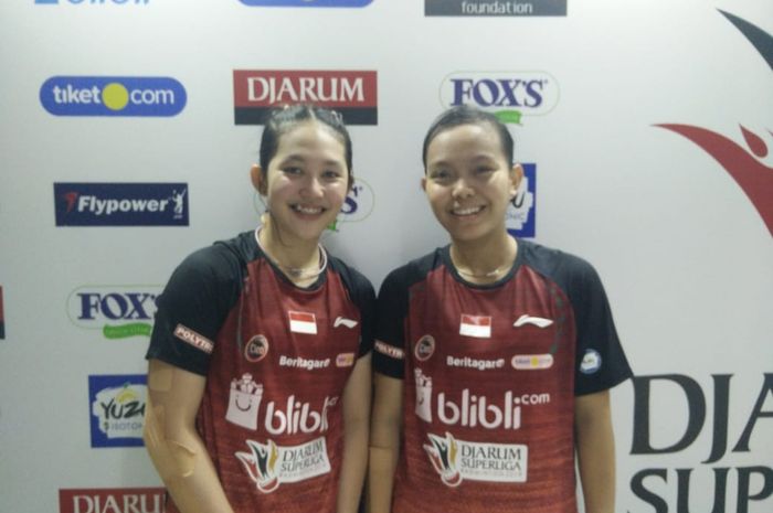 Pasangan ganda putri PB Djarum, Ribka Sugiarto/Siti Fadia Silva Ramadhanti, berpose setelah tampil pada partai kedua melawan Mutiara Cardinal Bandung pada laga akhir penyisihan grup Djarum Superliga Badminton 2019 di GOR Sabuga, Bandung, Kamis (21/2/2019).