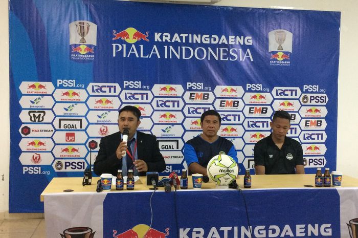 Asisten pelatih Tira Persikabo, Francis Wewengkang, melakukan presko selepas pertandingan melawan Persija Jakarta