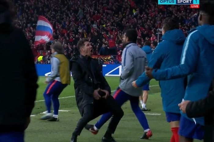 Pelatih Atletico Madrid, Diego Simeone, melakukan selebrasi unik usai timnya sukses unggul 2-0 atas Juventus di leg pertama 16 besar Liga Champions. 