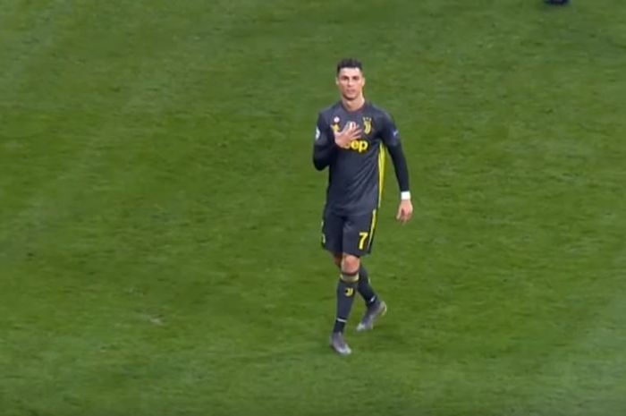 Striker Juventus, Cristiano Ronaldo, membalas perlakuan fan Atletico Madrid yang mengejeknya dengan memperlihatkan lima jari saat kedua tim berlaga di leg pertama babak 16 besar Liga Champions pada Kamis (21/2/2019) di Stadion Wanda Metropolitano, Madrid.