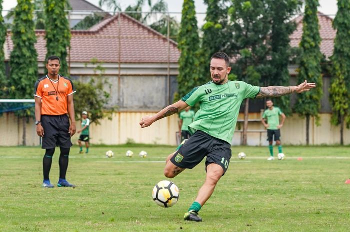 Gelandang baru Persebaya, Damian Lizio, langsung menunjukkan kualitasnya dalam sesi latihan di Lapangan Polda Jatim, Kamis (21/2/2019).