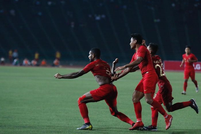 Penyerang timnas U-22 Indonesia, Marinus Wanewar, mencetak dua gol. Indonesia Kini Siap Menantang Thailand di Laga Final.