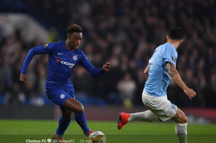 Pemain muda Chelsea, Callum Hudson-Odoi, berusaha melewati hadangan pemain Malmo saat keduanya berlaga di leg kedua babak 32 besar Liga europa pada Jumat (22/2/2019) di Stadion Stamford Bridge, London.