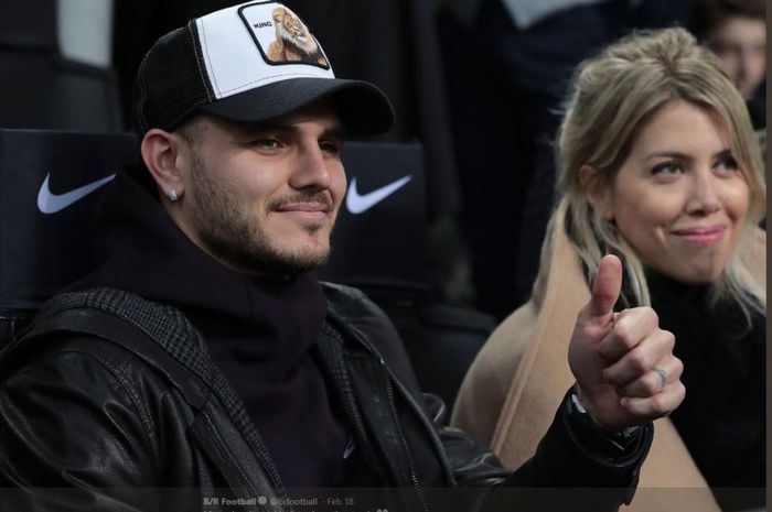 Mauro Icardi menyaksikan pertandingan Inter Milan dari tribune Stadion Giuseppe Meazza, Milan.