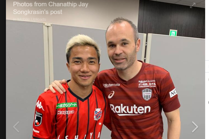 Chanathip Songkrasin berpose dengan legenda Barcelona yang memperkuat Vissel Kobe, Andres Iniesta.