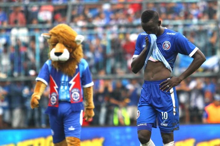 Gelandang Arema FC Konate Makan  tertunduk lesu bersama maskot klubnya ditahan imbang Persib Bandung dalam leg kedua babak 16 besar Piala Indonesia di Stadion Kanjuruhan, Kepanjen, Kabupaten Malang, Jumat (22/2/2019) sore WIB, yang berarti gagal ke babak 8 besar.