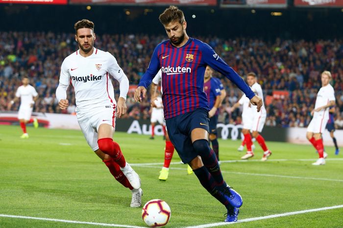 Bek Barcelona, Gerard Pique, beraksi kontra Sevilla di laga Liga Spanyol.