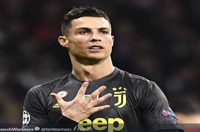 Megabintang  Juventus, Cristiano Ronaldo, membuka kepalan tangan seolah memamerkan 5 trofi Liga Champions kepada fan Atletico Madrid.