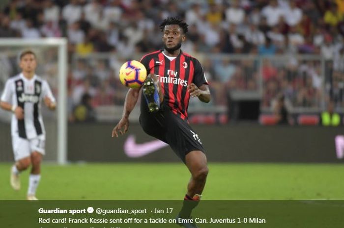 Aksi gelandang AC Milan, Franck Kessie.