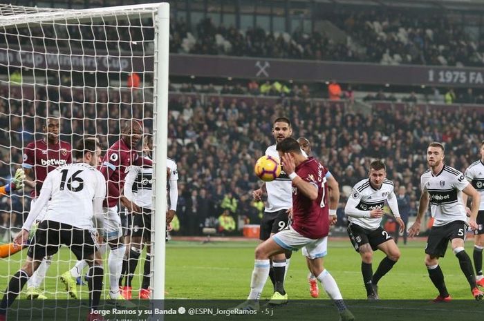 Striker West Ham United, Chicharito, tanpa sengaja menyentuh bola dengan tangannya saat mencoba menyerang gawang Fulham pada laga Liga Inggris, Sabtu (23/2/2019) di Stadion London, London.