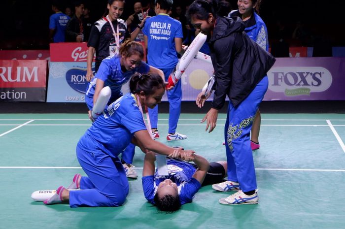 Tim putri Berkat Abadi melakukan selebrasi setelah memastikan tempat di posisi ketiga pada Djarum Superliga Badminton 2019 di GOR Sabuga, Bandung, Sabtu (23/2/2019).