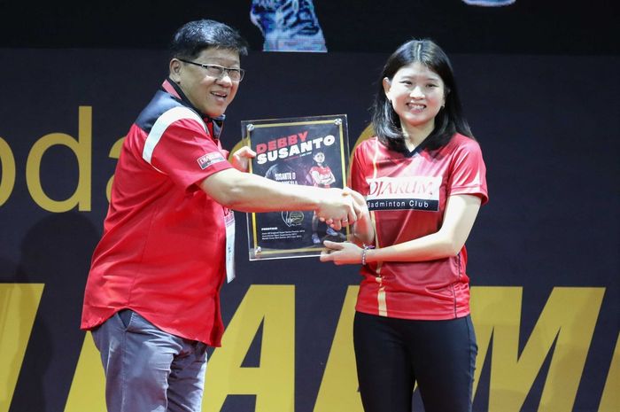 Debby Susanto menerima plakat dari Program Director Bakti Djarum Foundation dalam acara farewell di GOR Sabuga, Bandung, Minggu (24/2/2019).