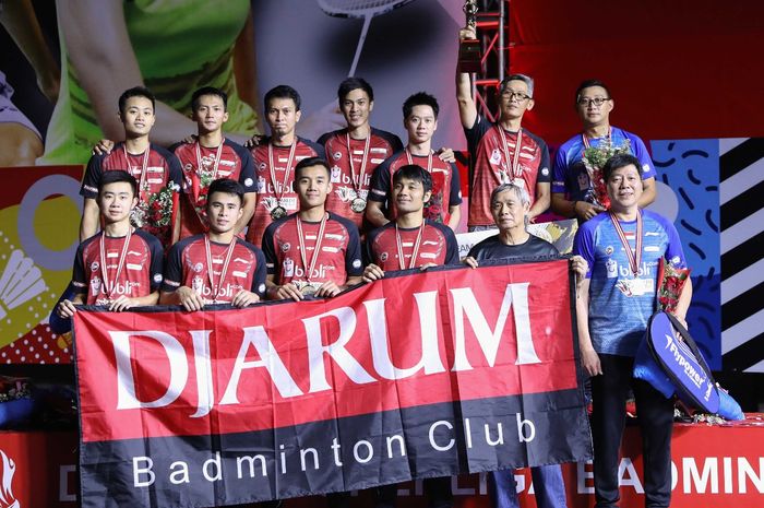 Tim putra PB Djarum berpose di atas podium kampiun Djarum Superliga Badminton 2019 seusai menundukkan Musica Trinity dengan skor 3-1.