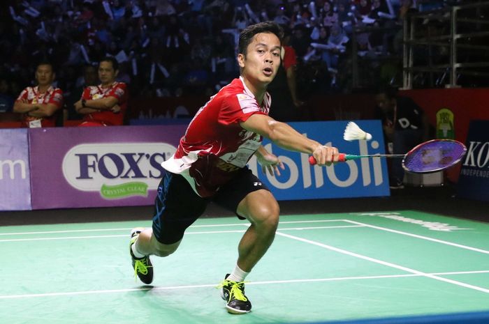 Pebulu tangkis tunggal putra Anthony Sinisuka Ginting (Musica Trinity) mengembalikan kok ke arah Ihsan Maulana Mustofa (PB Djarum) pada partai pertama final Djarum Superliga Badminton 2019 di GOR Sabuga, Bandung, Minggu (24/2/2019).