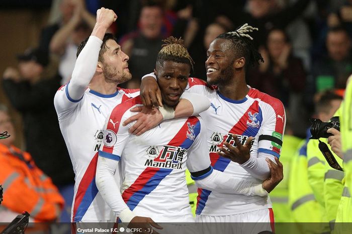 Luka Milivojevic, Wilfried Zaha, dan Michy Batshuayi merayakan gol Crystal Palace ke gawang Leicester City pada laga Liga Inggris, Sabtu (23/2/2019) di Stadion King Power, Leicester.