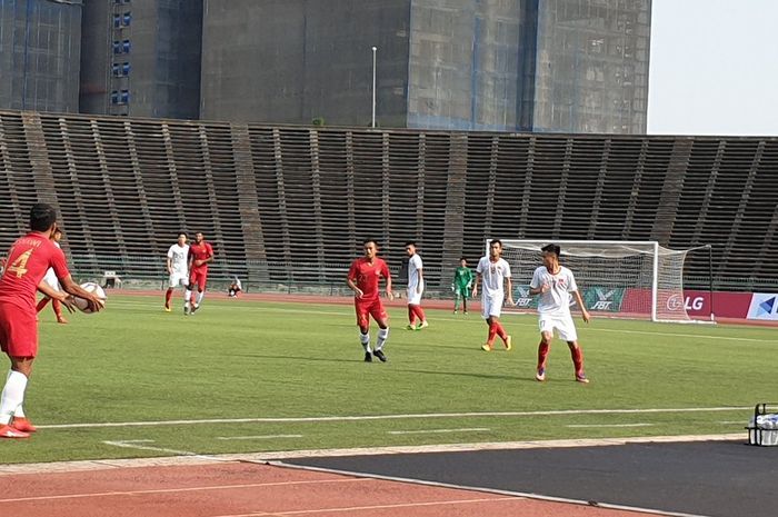 Bek timnas U-22 Indonesia, Asnawi Mangkualam (kiri) saat akan melakukan lemparan ke dalam pada saat bersua timnas U-22 Vietnam untuk semifinal Piala AFF U-22 2019, 24 Februari 2019. 