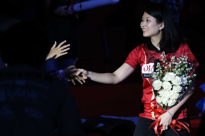 Debby Susanto menyalami penonton pada acara farewell di GOR Sabuga, Bandung, Minggu (24/2/2019).