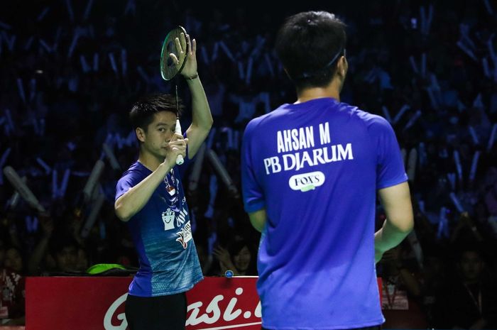 Pebulu tangkis ganda putra Indonesia, Kevin Sanjaya Sukamuljo (kiri) menyapa penonton setelah menyumbangkan poin untuk PB Djarum bersama Mohammad Ahsan pada final Djarum Superliga Badminton 2019 di GOR Sabuga, Bandung, Minggu (24/2/2019).