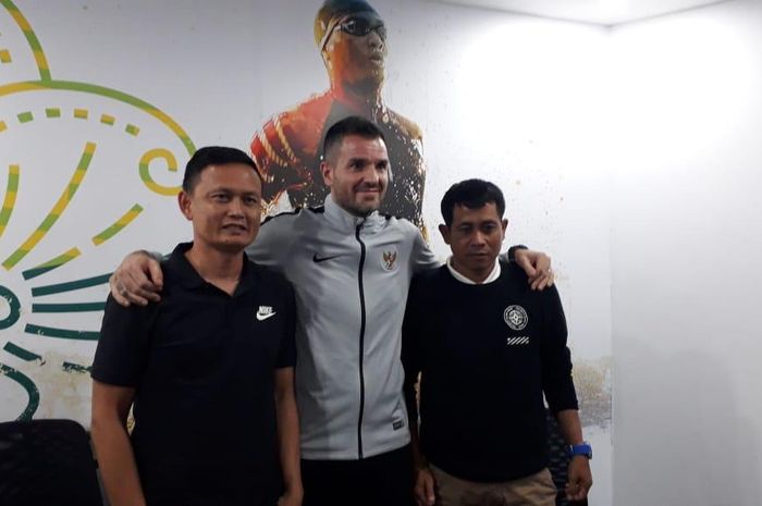 Pelatih timnas Indonesia, Simon McMenemy diapit dua asistennya, Yeyen Tumena dan Joko Susilo (kanan) yang diperkenalkan di kantor PSSI, fX Sudirman, Jakarta, 25 Februari 2019.