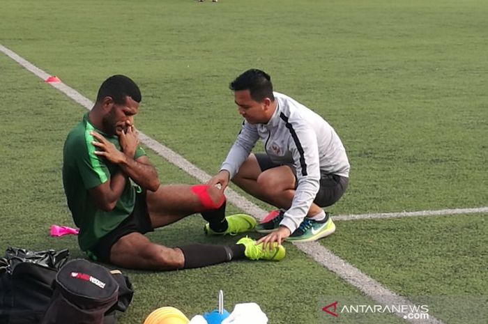 Striker timnas U-22 Indonesia, Marinus Wanewar, mendapatkan perawatan dari fisioterapis saat sesi latihan menjelang final Piala AFF U-22 2019.