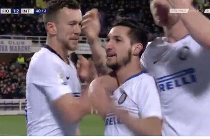 Pemain sayap Inter Milan, Ivan Perisic, bersama dengan Matteo Politano dalam laga melawan Fiorentina pada laga lanjutan Liga Italia, Minggu (24/2/2019).