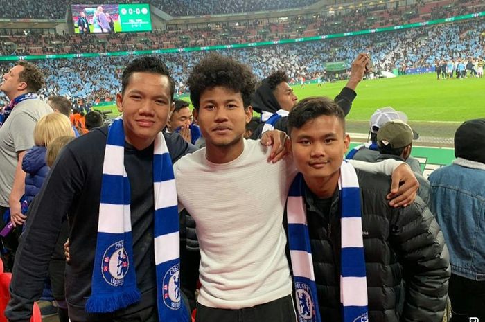 Striker Garuda Select, Bagus Kahfi diapit dua teman setimnya pada saat menyaksikan laga Chelsea kontra Man City untuk final Piala Liga Inggris di Stadion Wembley, London, 24 Februari 2019.  