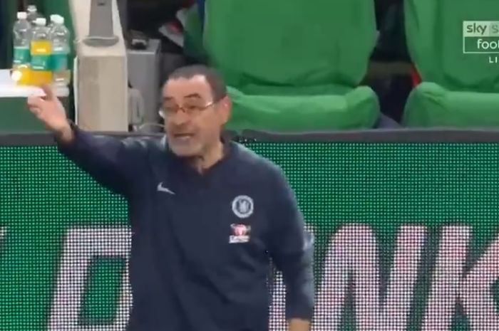 Ekspresi kemarahan pelatih Chelsea, Maurizio Sarri, dalam laga final Piala Liga Inggris melawan Manchester City di Stadion Wembley, Minggu (24/2/2019).