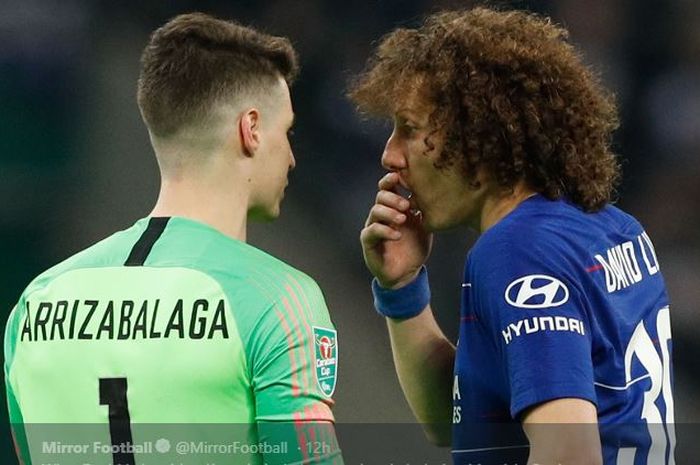 Bek Chelsea, David Luiz (kanan) berbicara dengan rekan setimnya, Kepa Arrizabalaga, saat terlibat insiden dengan pelatih Maurizio Sarri dalam laga final Piala Liga Inggris, Minggu (24/2/2019).