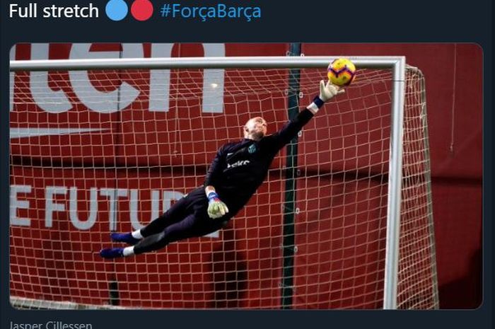 Kiper Barcelona, Jasper Cillessen, melakukan penyelamatan dalam latihan sebelum menderita cedera pada 1 Februari 2019.