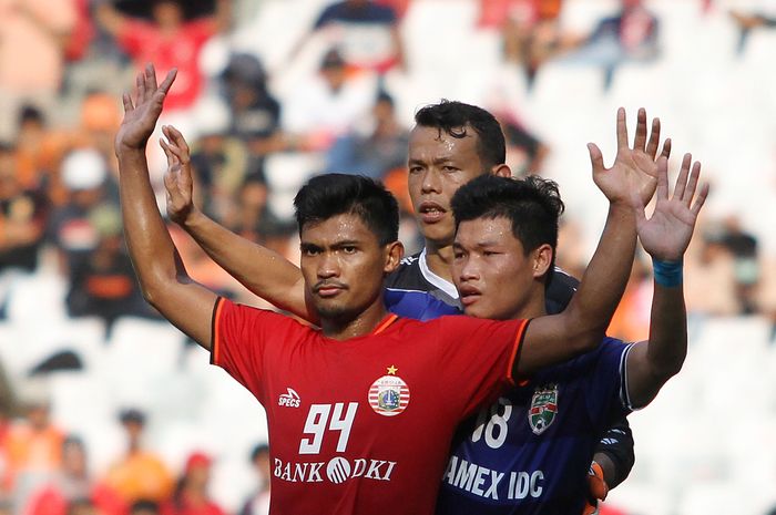 Pemain sayap Persija Jakarta, Heri Susanto, saat ditempel ketat bek Becamex Binh Duong di SUGBK