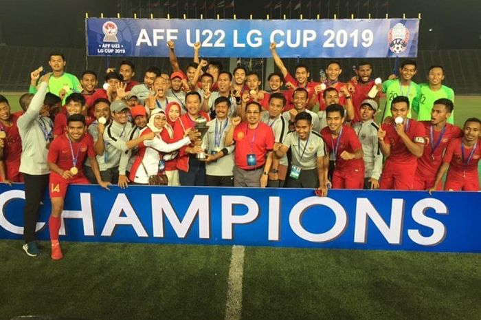 Imam Nahrawi merayakan keberhasilan timnas U-22 Indonesia dalam ajang Piala AFF U-22 2019 bersama para pemain, pelatih, dan staff.