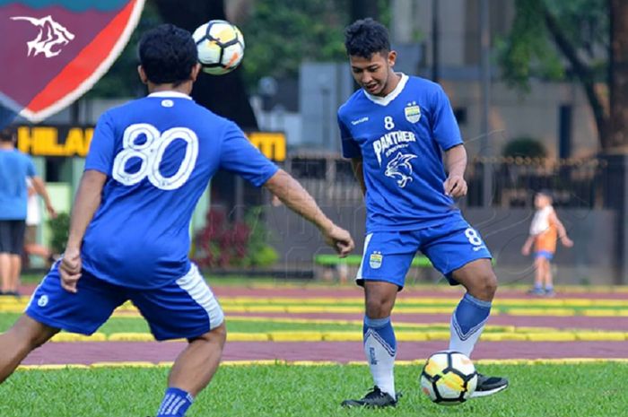 Gelandang Persib  Bandung Gian Zola kini menjadi incaran klub lain setelah sukses membawa Timnas U-22 Indonesia juara Piala AFF U-22 2019.