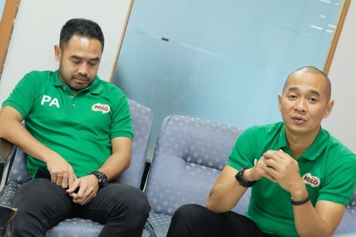 Tim pencari bakat di Milo Football Championship, Ponaryo Astaman (kiri) serta Kurniawan Dwi Yulianto. Keduanya merupakan mantan pemain timnas Indonesia.