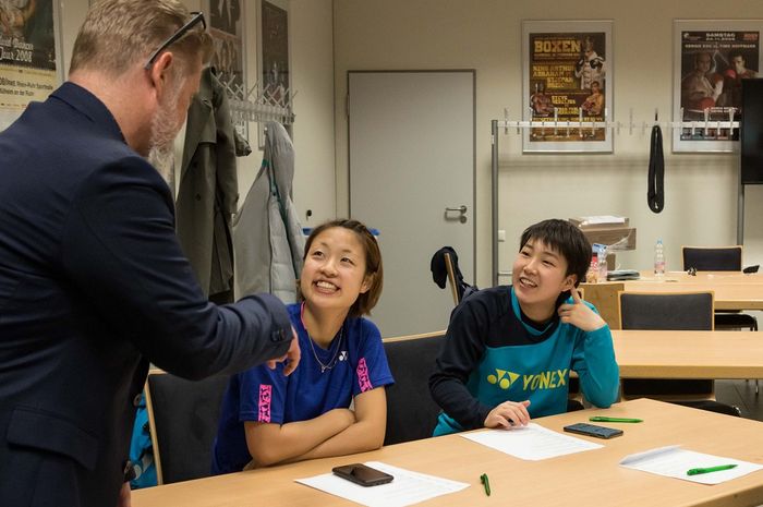 Pebulu tangkis tunggal putri Jepang, Nozomi Okuhara (tengah) dan Akane Yamaguchi mengikuti program BWF percontohan bersama dengan Rosetta Stone pada German Open 2019.