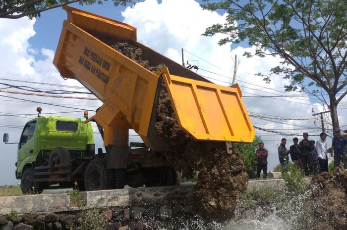 Stadion Gelora Bung Tomo, Surabaya, Jawa Timur sedang dilakukan renovasi akses jalan masuk.