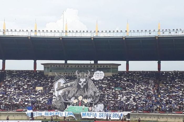 Spanduk bobotoh bersatu lawan mafia sepak bola yang dibentangkan suporter Persib Bandung jelang laga perdana Grup A Piala Presiden 2019 melawan PS Tira Persikabo di Stadion Jalak Harupat, Soreng, Sabtu (2/3/2019). 