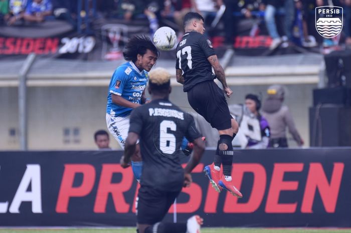 Pemain Persib Hariono (kiri) berduel dengan pemain Tira-Persikabo Ciro Henrique (kanan) pada partai pertama Piala Presiden 2019, di Stadion Si Jalak Harupat, Sabtu (2/3/2019).