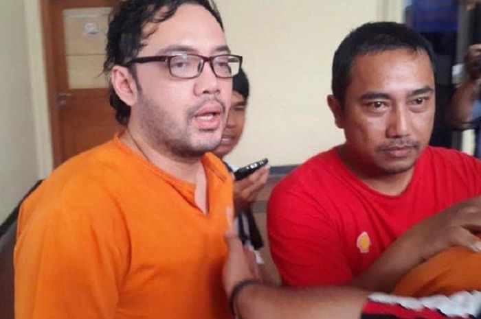 Dengar&nbsp;Kabar&nbsp;Putranya Ditangkap Polisi karena Narkoba, Ibunda Sandy Tumiwa Langsung Lemas Hingga Jatuh Berulang-ulang