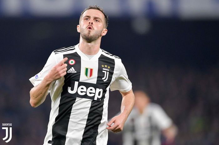 Gelandang Juventus, MIralem Pjanic, merayakan gol dalam laga pekan ke-26 Liga Italia melawan Napoli di Stadion San Paolo, Naples, 3 Maret 2019.