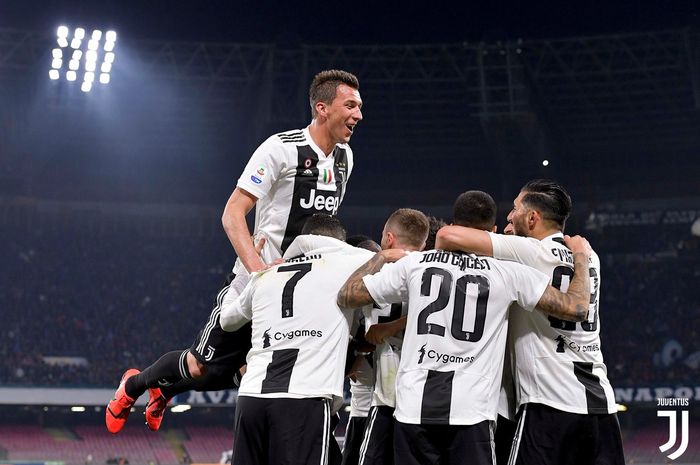 Penyerang Juventus, Mario Mandzukic, dan rekan-rekannya, dalam laga pekan ke-26 Liga Italia versus Napoli, Stadion San Paolo, Naples, 3 Maret 2019.