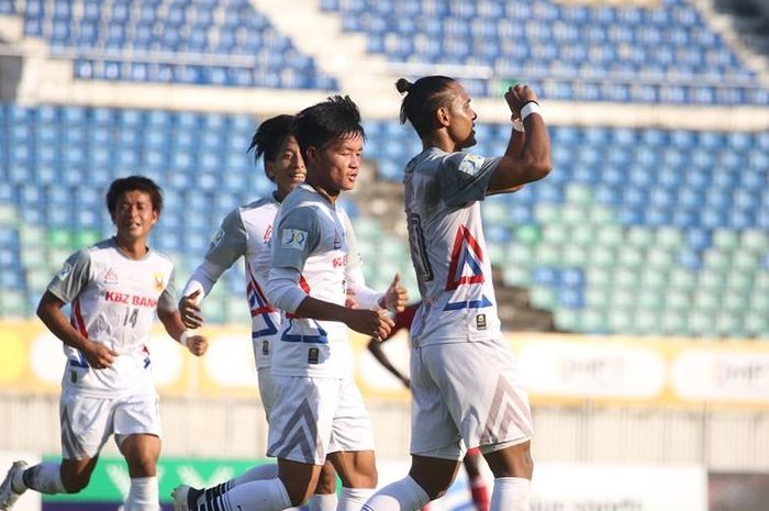 Penyerang Shan United, Maycon Calijuri melakukan selebrasil seusai mencetak gol ke gawang Chinland FC pada pekan kelima Liga Myanmar 2019, 3 Maret 2019. 