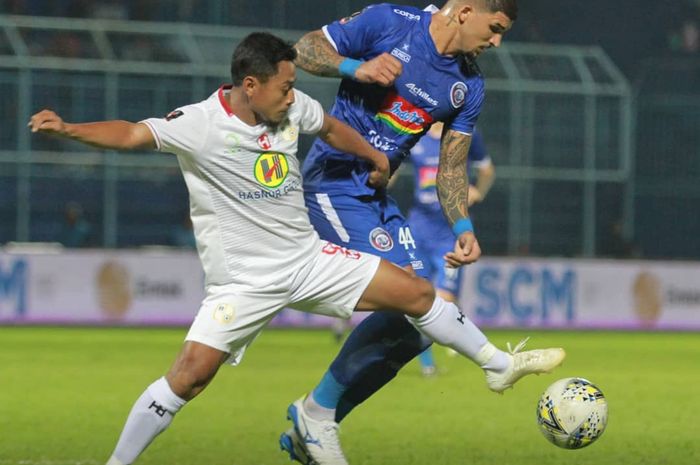 Pemain Arema, Arthur Cunha (kanan), berduel dengan penyerang Barito Putera, Samsul Arif (kiri), pada laga Grup E Piala Presiden, Senin (4/3/2019).